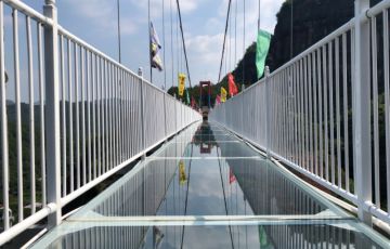 景區網紅項目——玻璃吊橋吸引上萬游客拍照